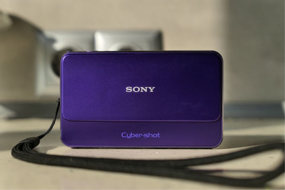 Sony Cyber-shot DSC-T99 цифрова фіолетова камера у металевому корпусі