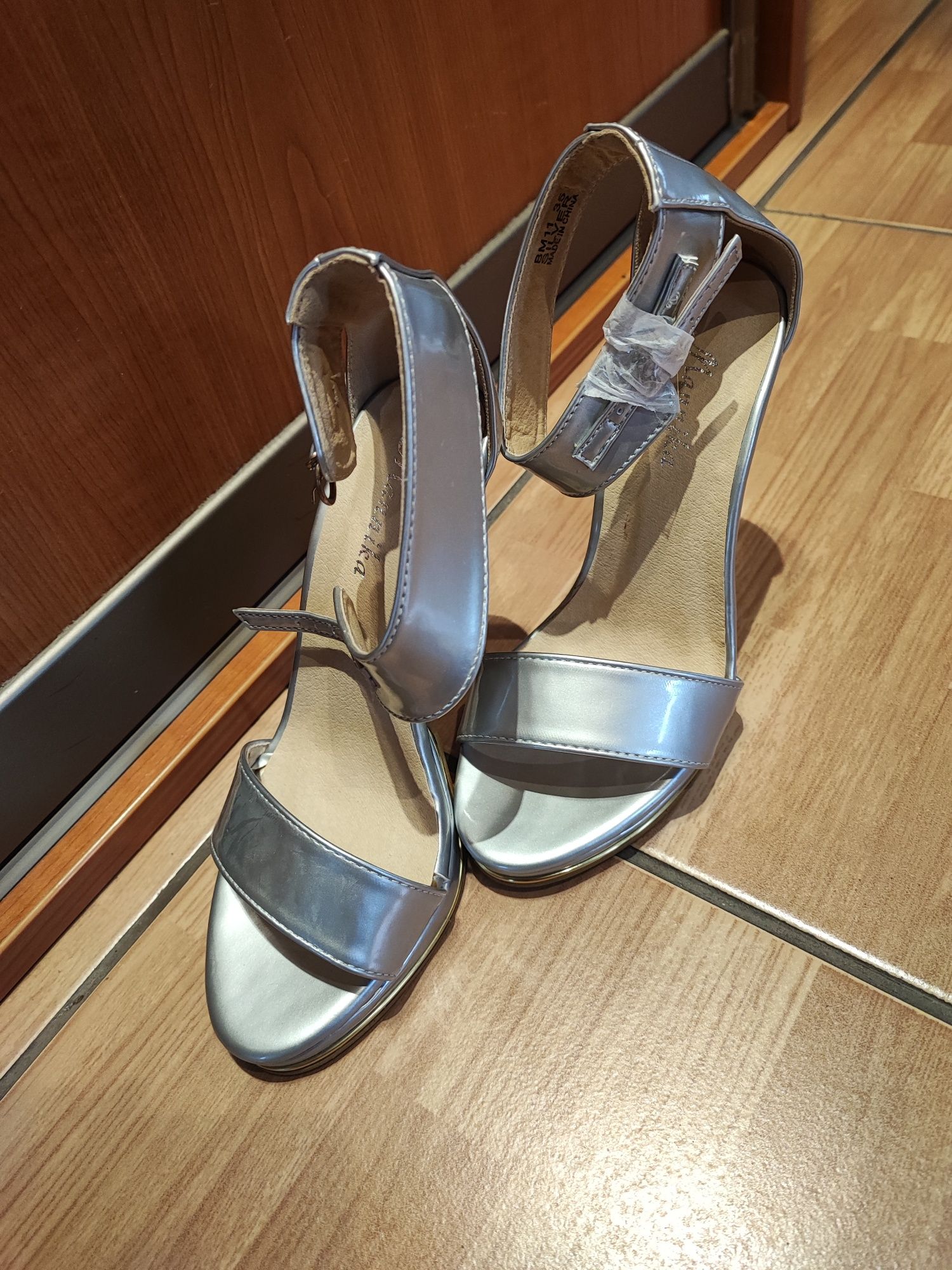 buty na obcasie nowy, kolor srebrny,35 r