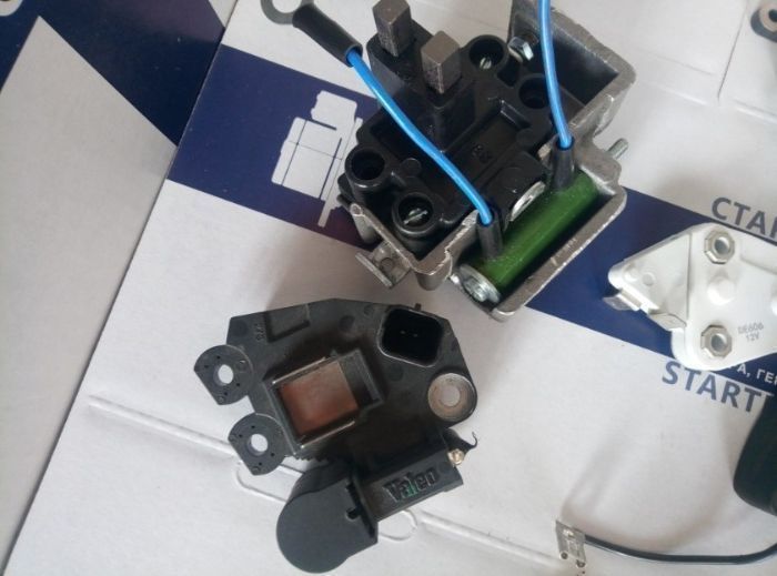 Реле зарядки, реле регулятор генератора, щетки генератора