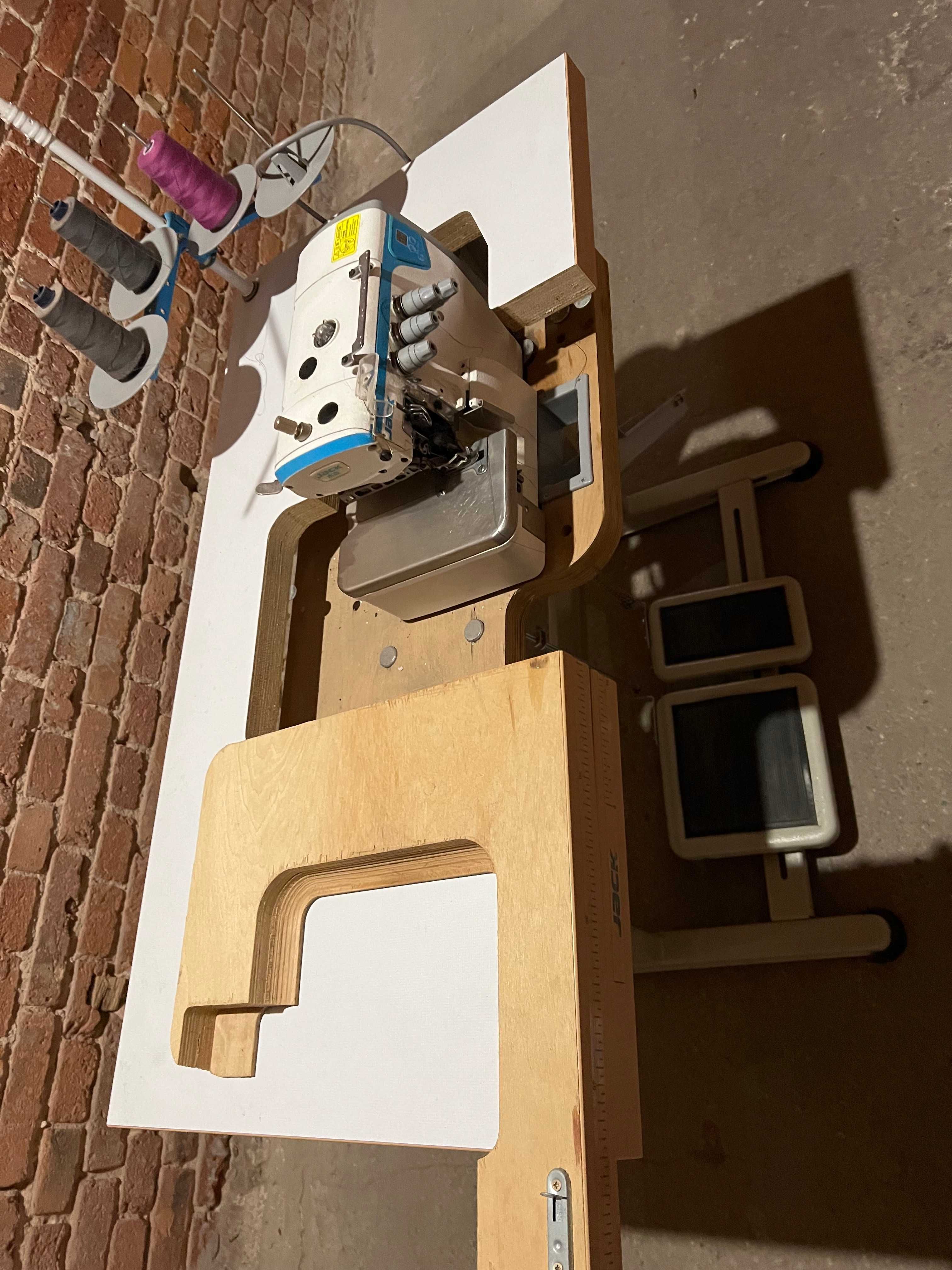 Profesjonalny, szwalniczy owerlok overlock 4-nitkowy Jack E4S-4 2 igły