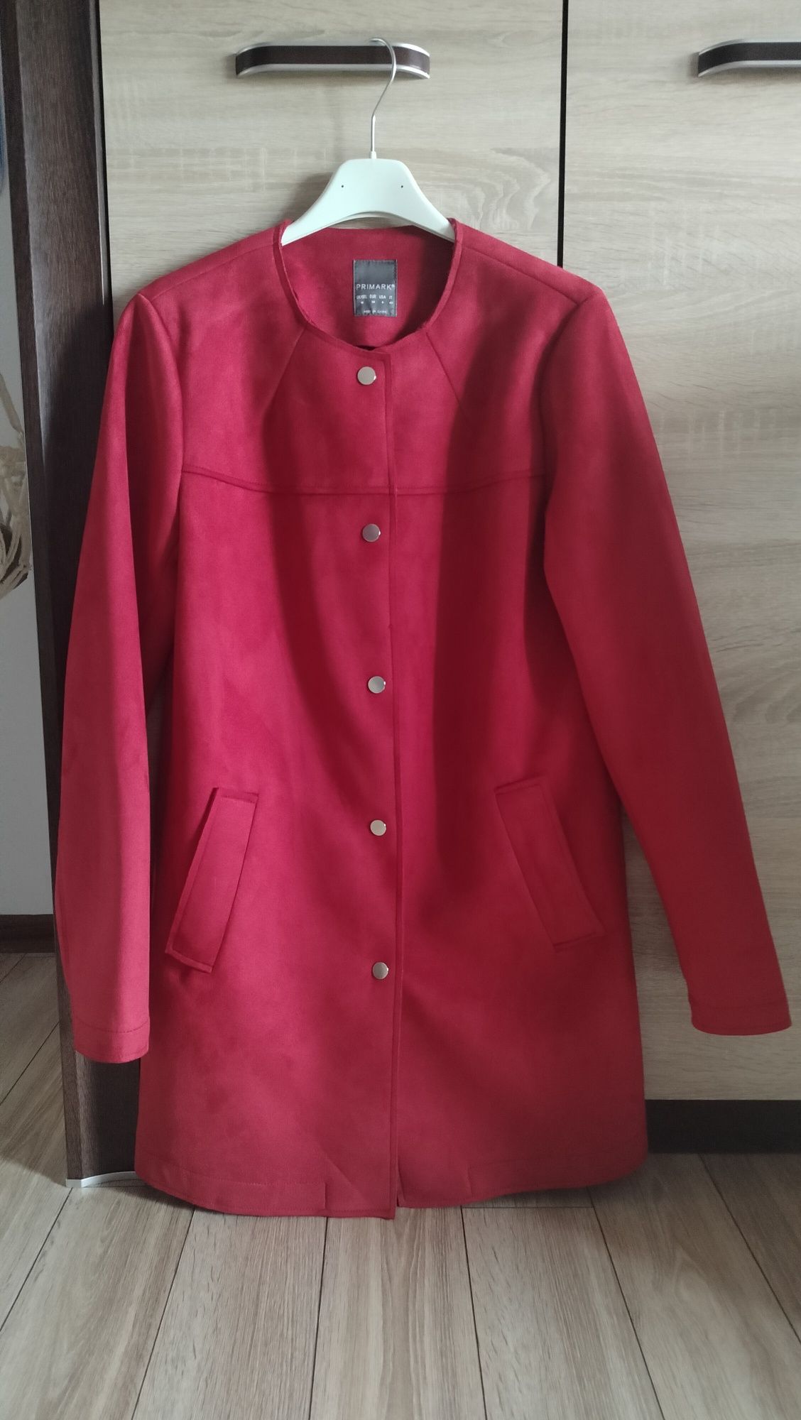 Czerwony burgrundowy płaszcz długi zamszowy cienki zapinany na zatrzas
