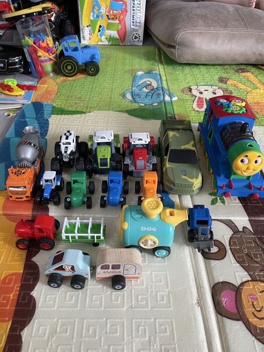 Дитячі іграшки, машинки, трактори