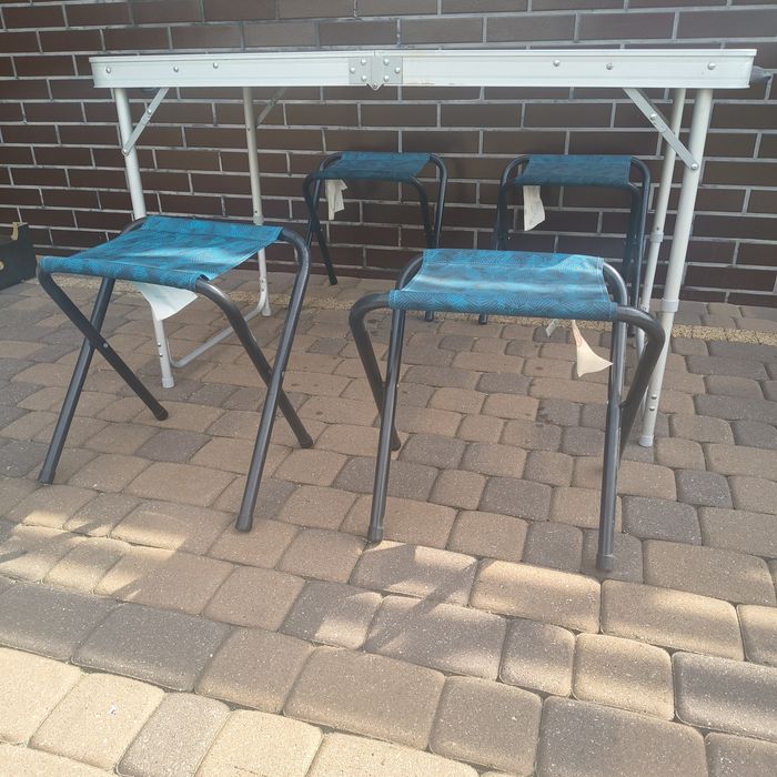 Stół kempingowy składany + 4 taborety Quechua dla 4-6 osób