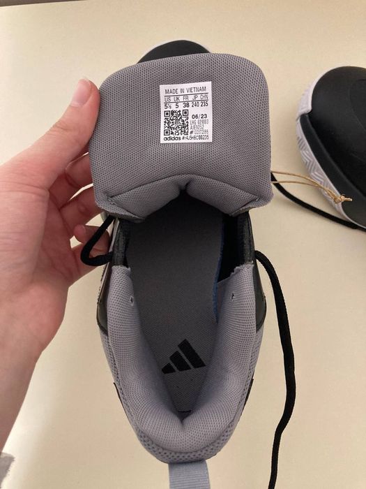 Оригінальні Адідас Фірмові кросівки Нові