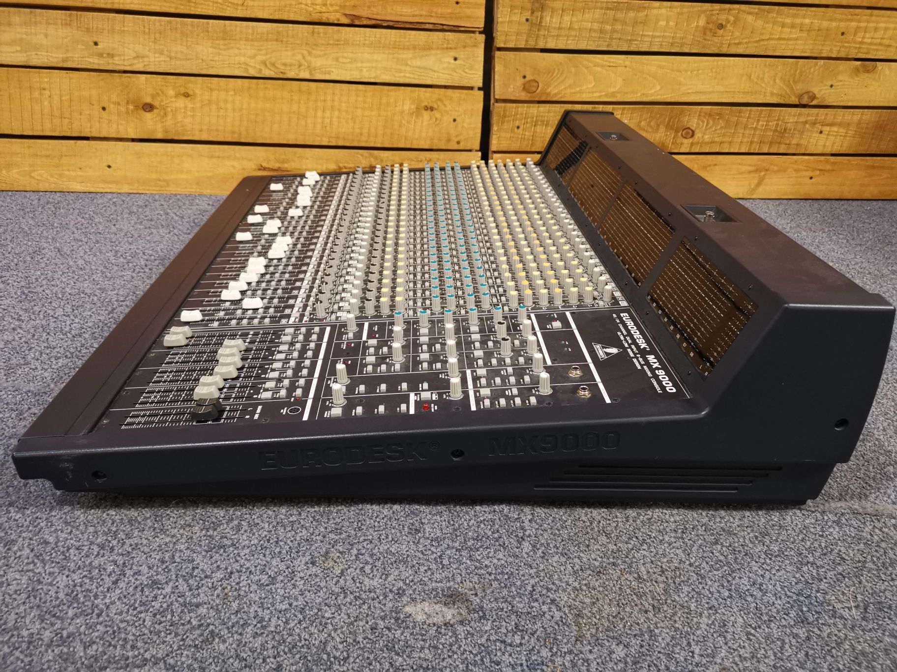 Мікшерний пульт Behringer Eurodesk MX 9000 з блоком живлення.