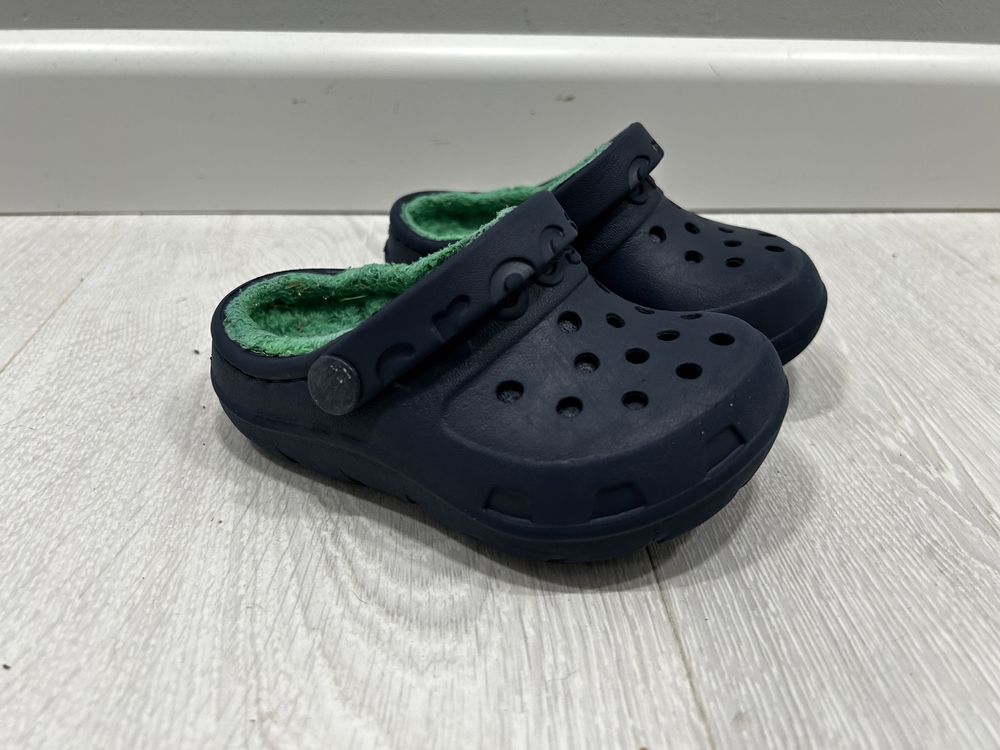 Crocs kapcie C6 (22-23) granat, futerko