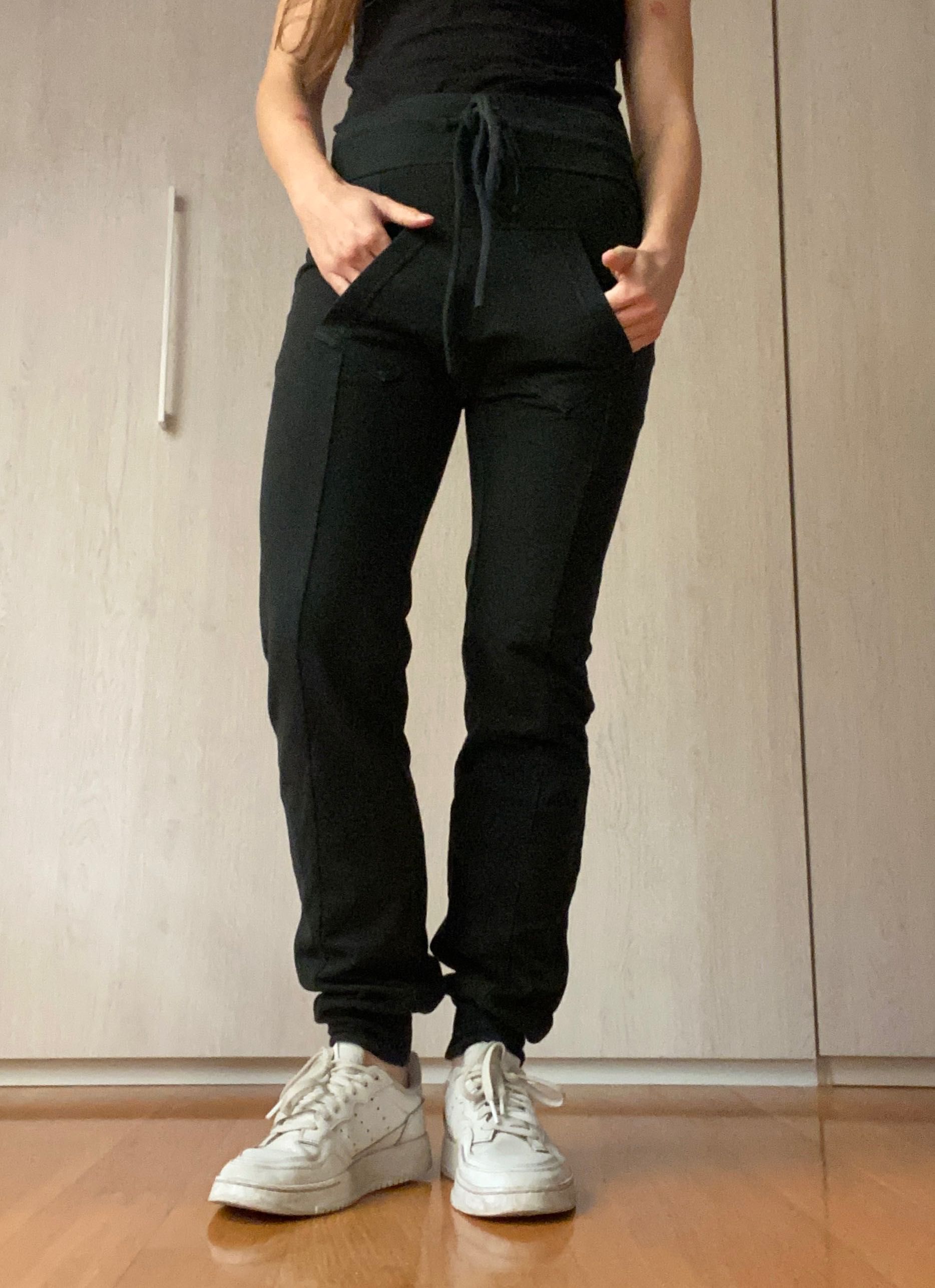 czarny dres czarne spodnie dresowe Unisono rozmiar S