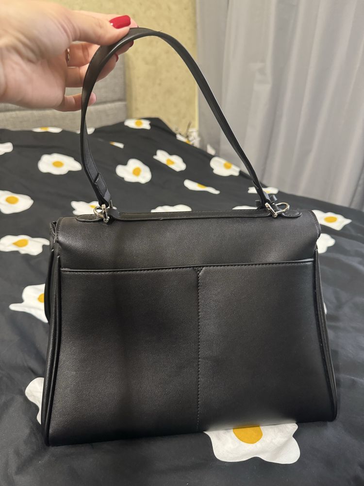 жіноча сумка в стилі Balenciaga Rodeo