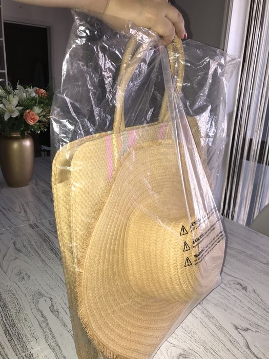 chapéu e mala de praia