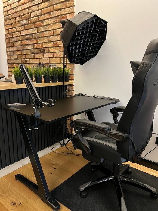 Biurko gamingowe z podświetleniem LED – jak nowe