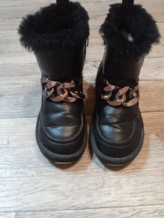 Зимові черевики для дівчинки, уги