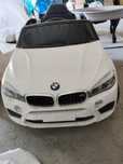 Carro criança bmw com comendo