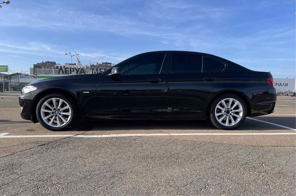 Автомобиль BMW 5 series