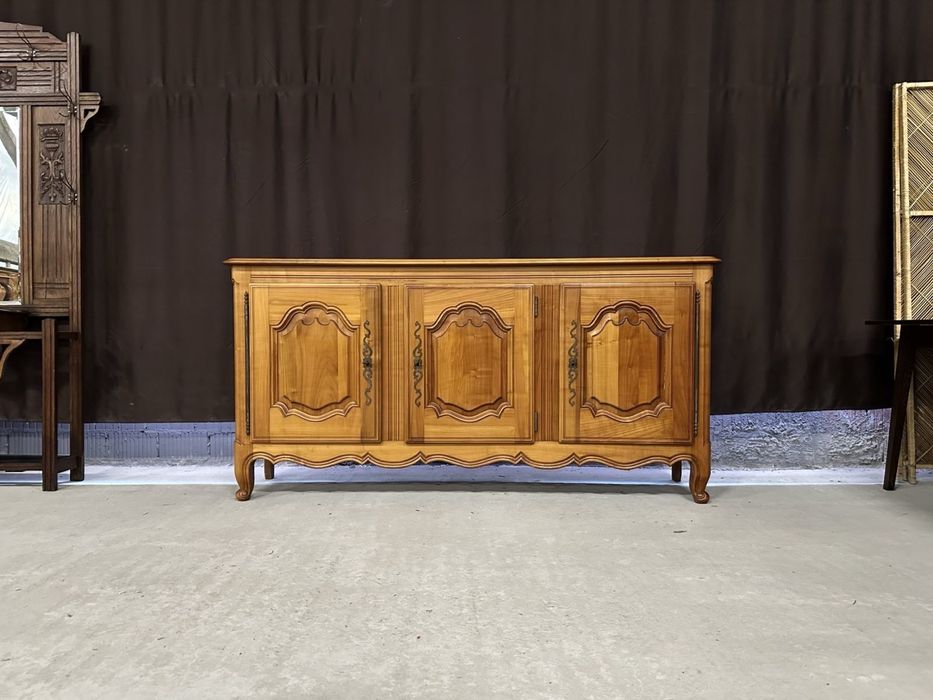 Стильний деревʼяний комод на гнутих ніжках.