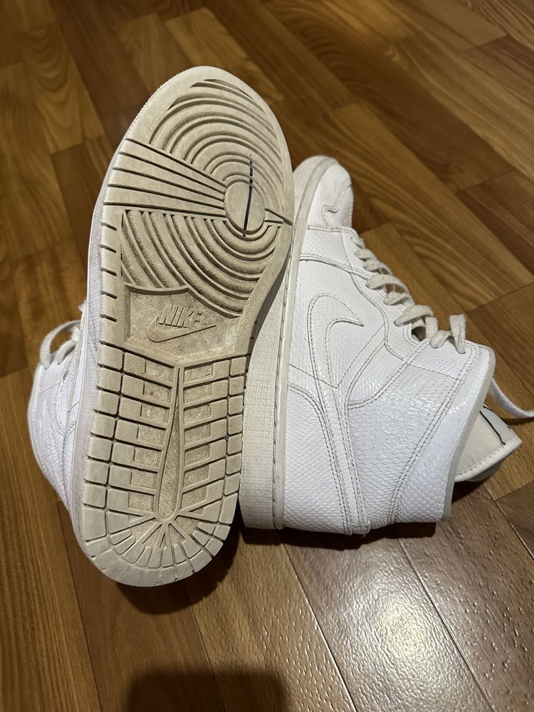 Кросівки Nike Air Jordan 1 Mid Triple White оригінал