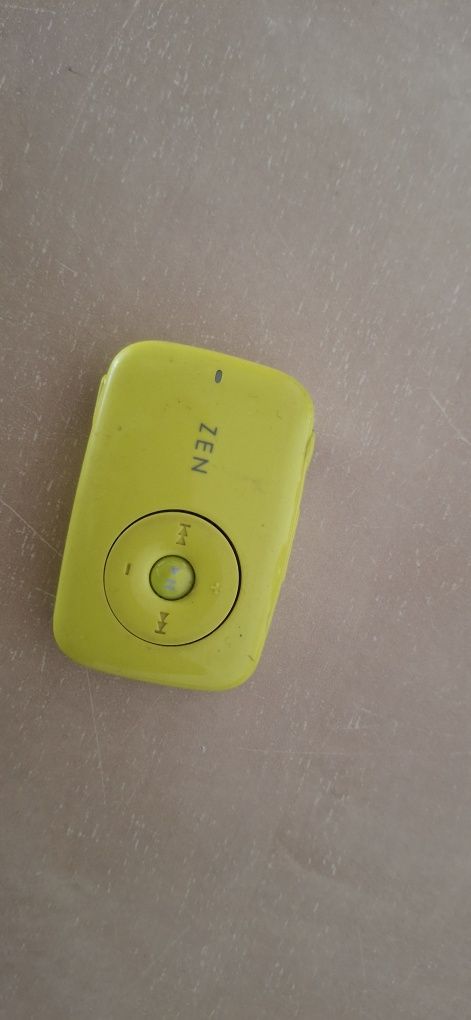 Przedstawiony na zdjęciu przedmiot to odtwarzacz MP3 Creative Zen Ston