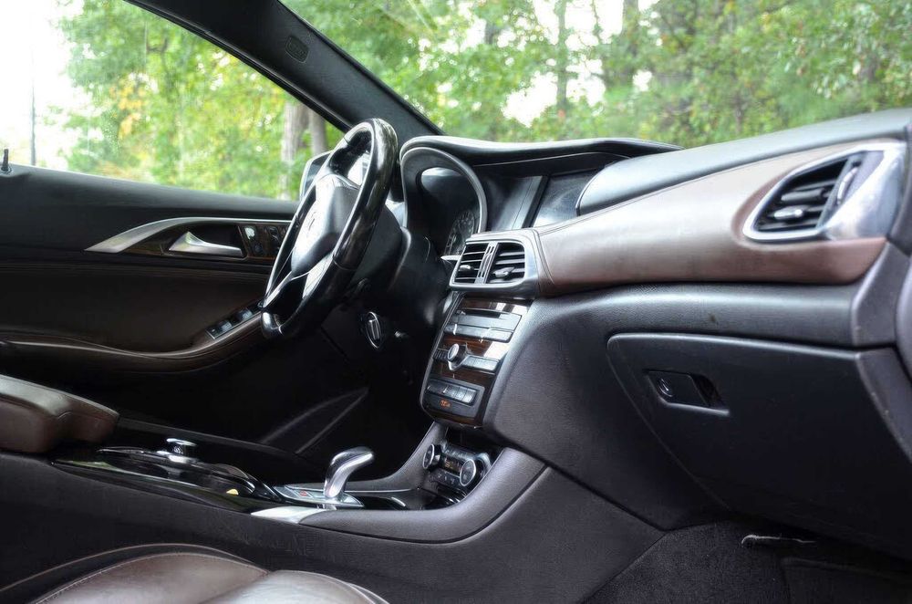 INFINITI QX30 Premium      2017