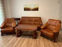 Skórzany wypoczynek kanapa i dwa fotele, brązowa skóra, drewno orzech