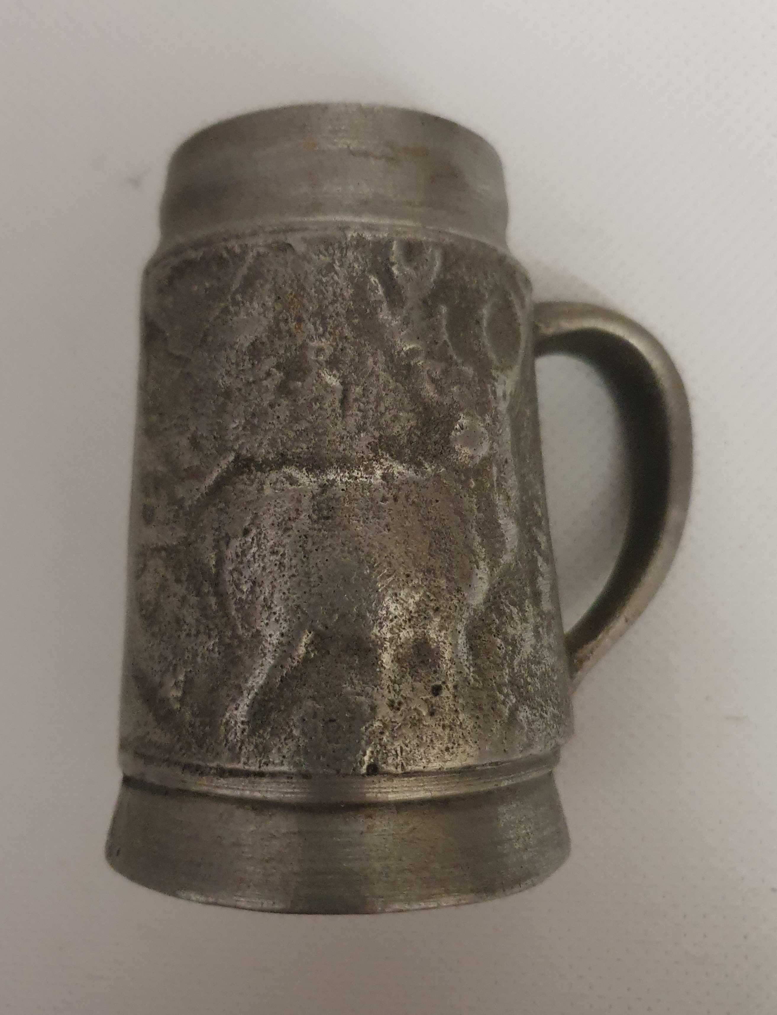 Caneca decorativa em estanho, com motivos de caça - vintage