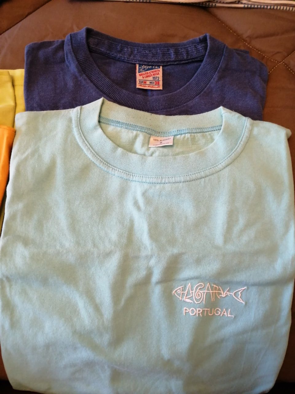 Conjunto de várias peças de roupa de  menina adulcesnte