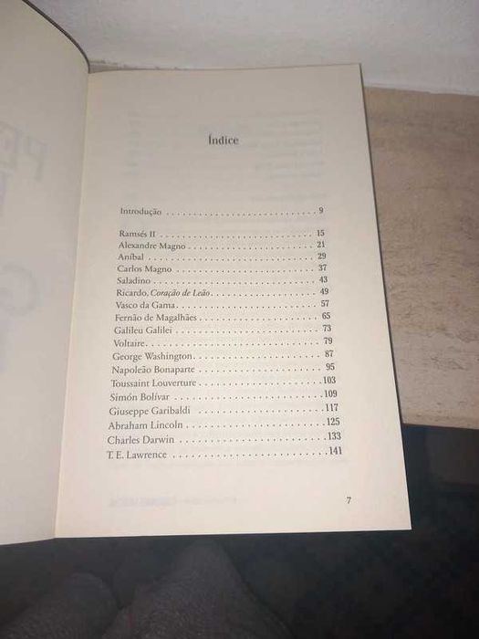 Livro- O Pequeno Livro dos Grandes Heróis-Sofia Coachat-Osório