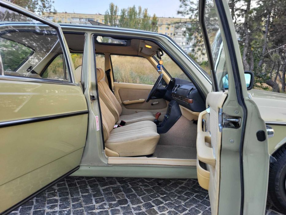 Mercedes. 123  Muzeum Old Cars Cypress Green