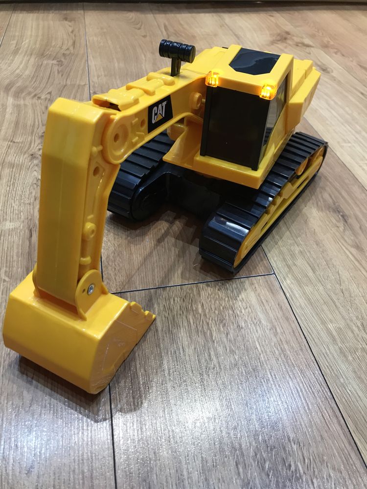 Koparka Cat Toys 33 cm z oświetleniem i dźwiękiem j.nowa