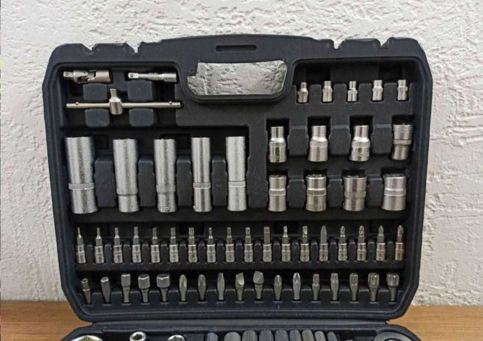 Zestaw kluczy nasadowych w walizce, składający się z 108 elementów.