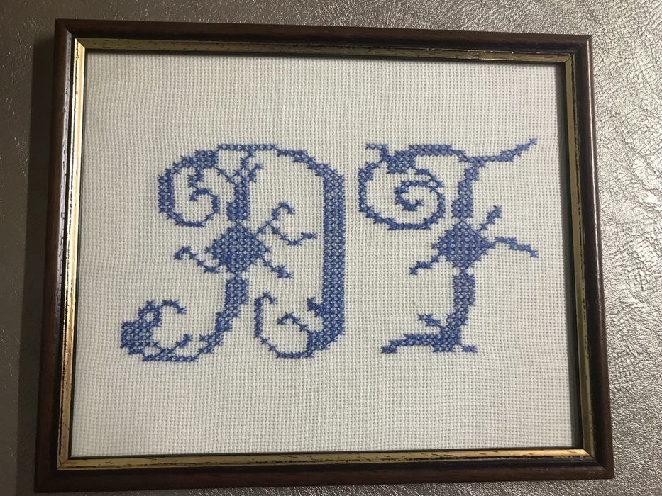 Quadro com letras D e I bordado à mão