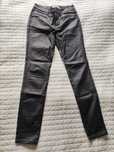 Czarne woskowane spodnie skinny rurki