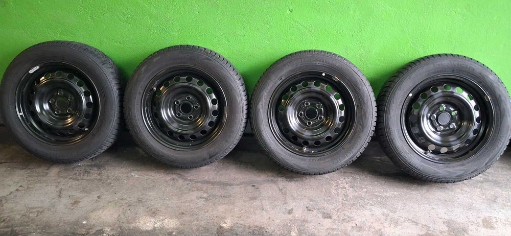 Sprzedam 4 koła zimowe NOKIAN WR D4. 185/65/15, Toyota Yaris IV.