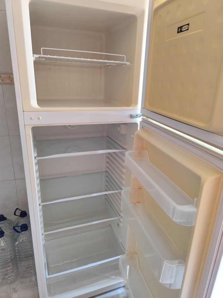 Frigorífico Ariston em ótimo estado de conservação