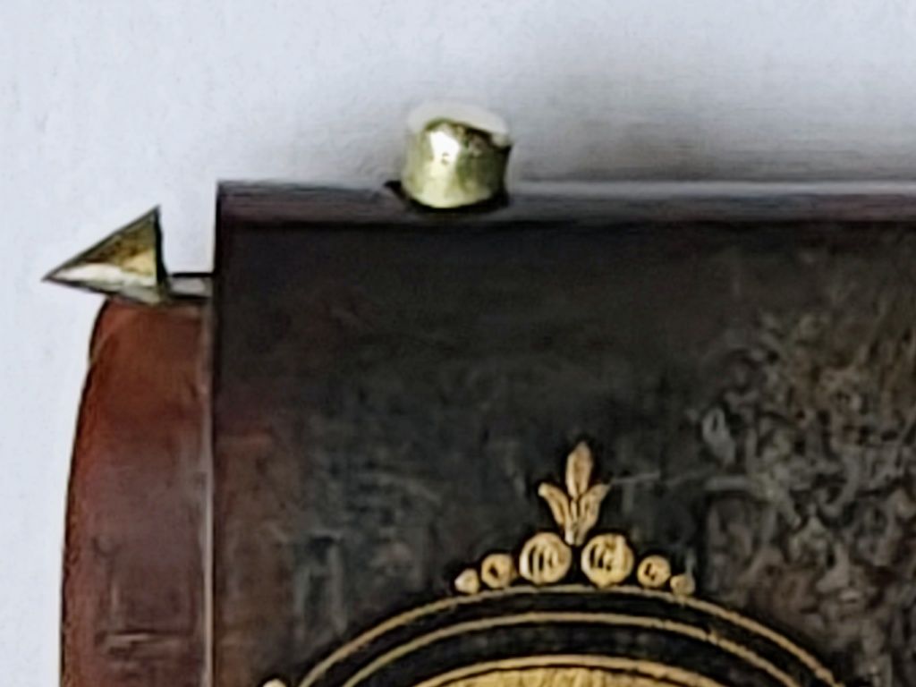 Stara szylkretowa tabakiera inkrustowana złotemi