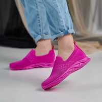 Яскраво-рожеві літні кросівки Сучасна жіноча модель
