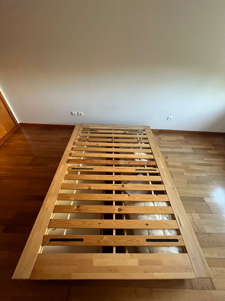Estrado Ikea 140cm com arrumação e colchão