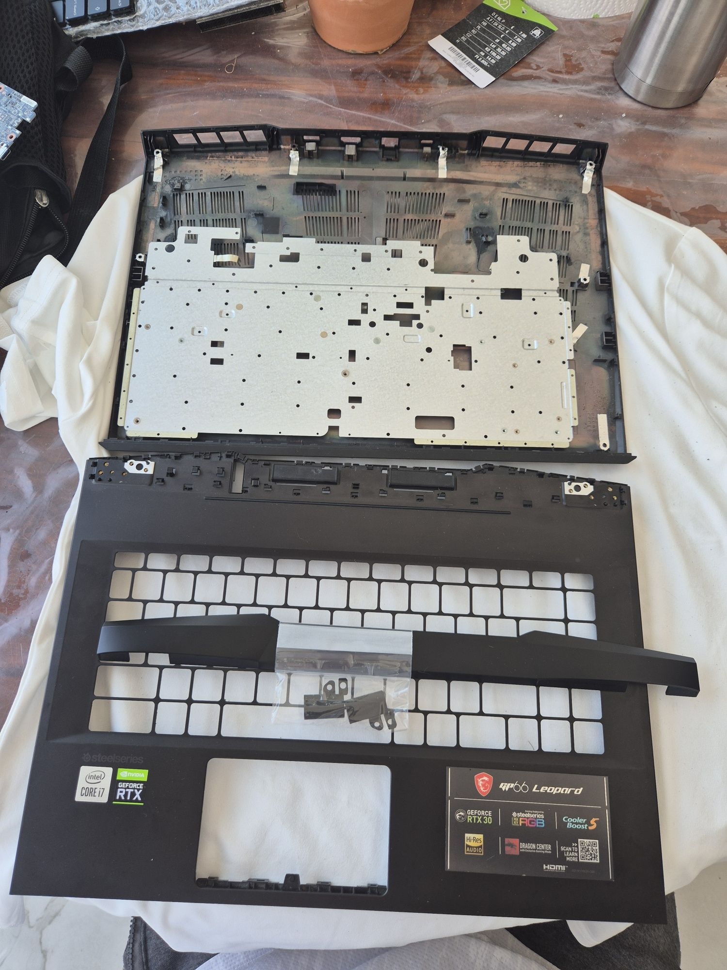 Cobertura inferior (base) do laptop MSI GP66 Leopard 10UH-483