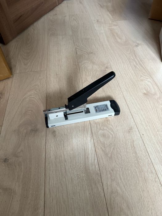 Степлер канцелярський посилений великий для паперу