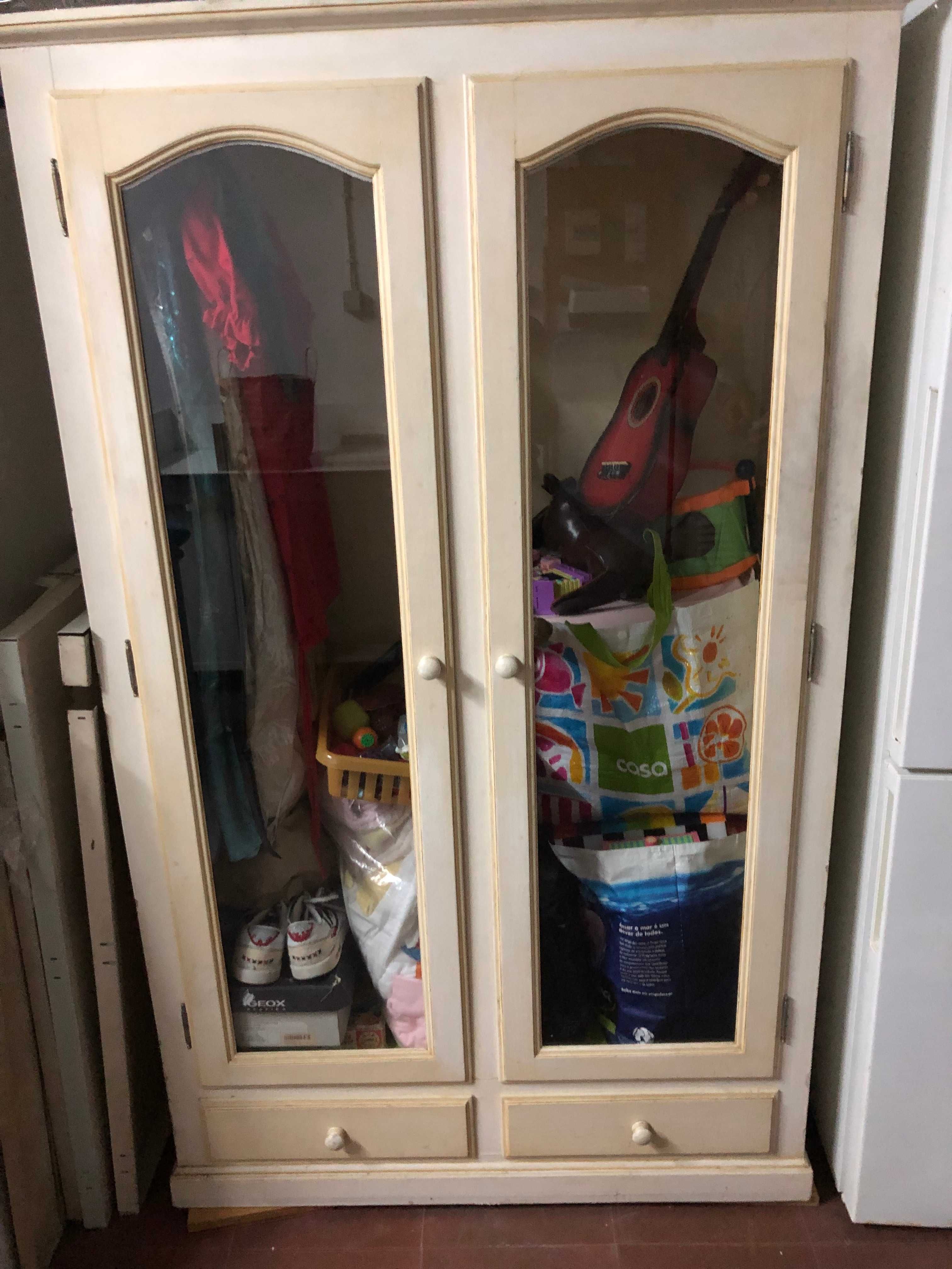 Roupeiro com acabamento casquinha de ovo