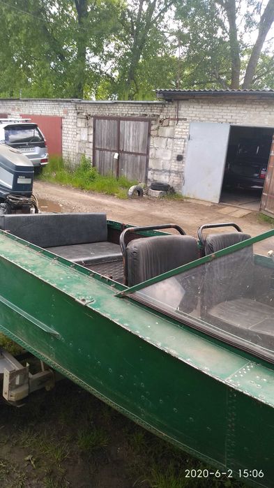 Моторный човен разом з лафетом