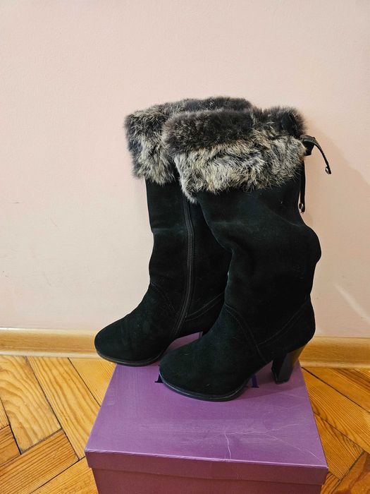Чорні замшеві чоботи