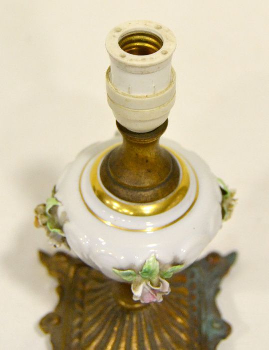 Pequeno candeeiro de mesa em porcelana e bronze, antigo