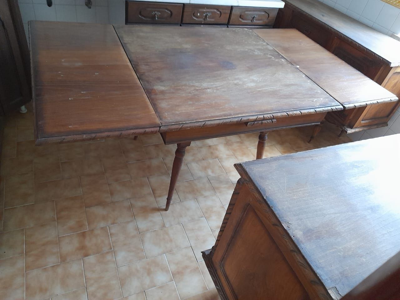 Moveis antigos em madeira para restaurar 
2 Aparadores
1 mesa 1x1m ext