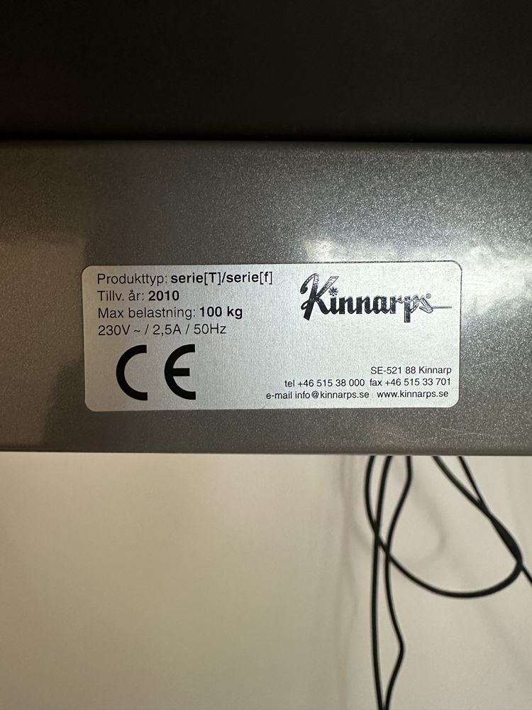 Narożne biurko Kinnarps z elektryczną regulacją wysokości