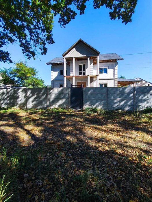 Продам двоповерховий будинок в коттеджному містечку.