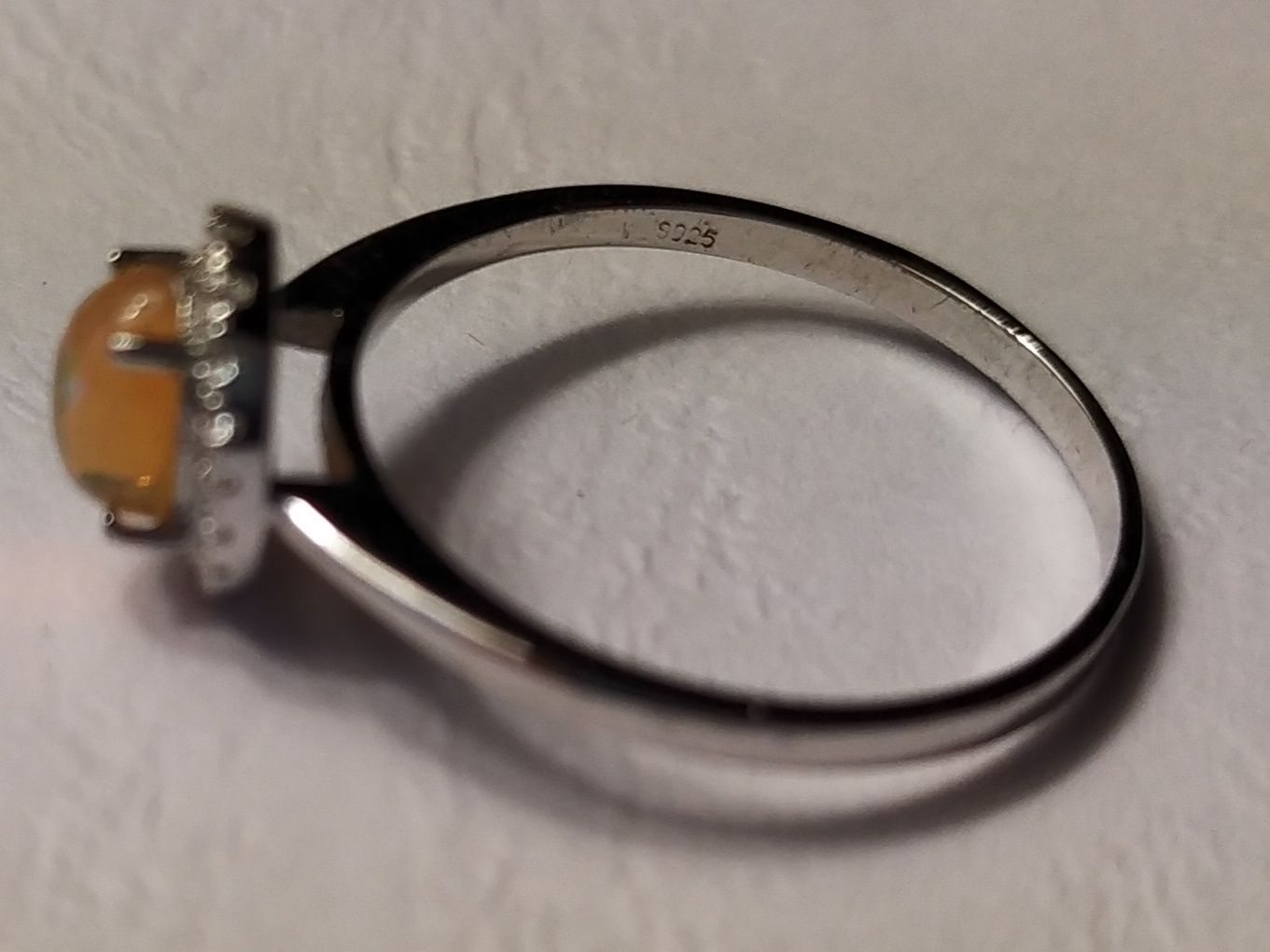 Серебряное кольцо с опалом и цирконами.