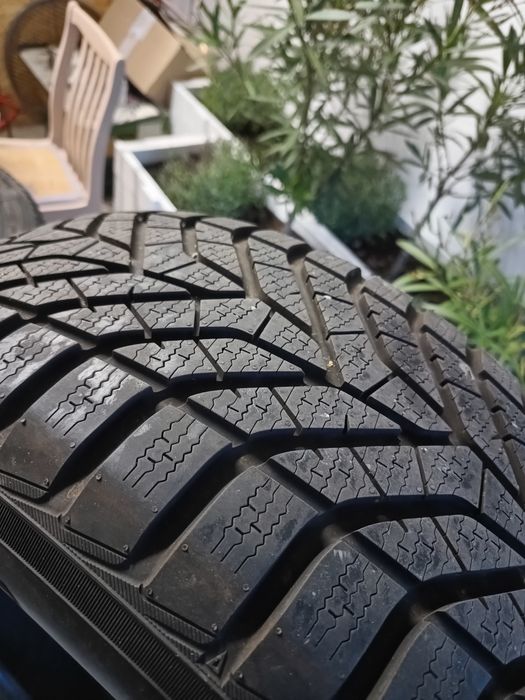 Opony zimowe 235/50/r19 YOKOHAMA BLUE EARTH V905