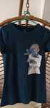 T-shirt azul para senhora estampada à mão. Grandes flores azuis.