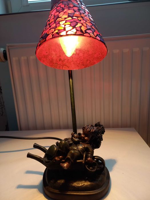 Lampka biurkowa z kloszem witrażowym