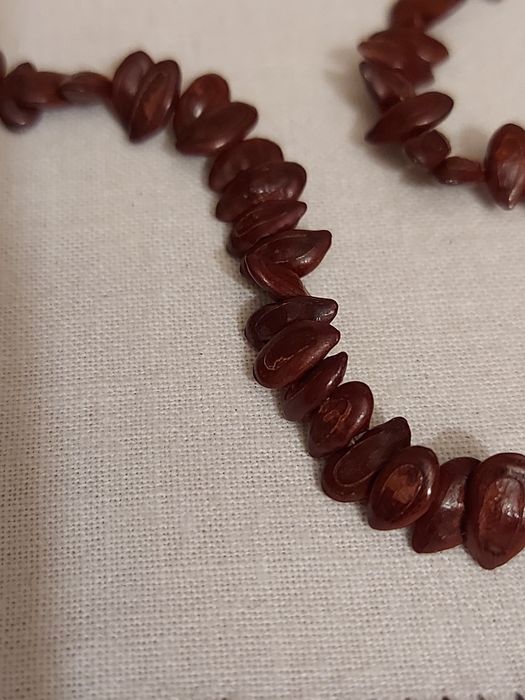 Colar Tribal efectuado com sementes e madeira muito leve.