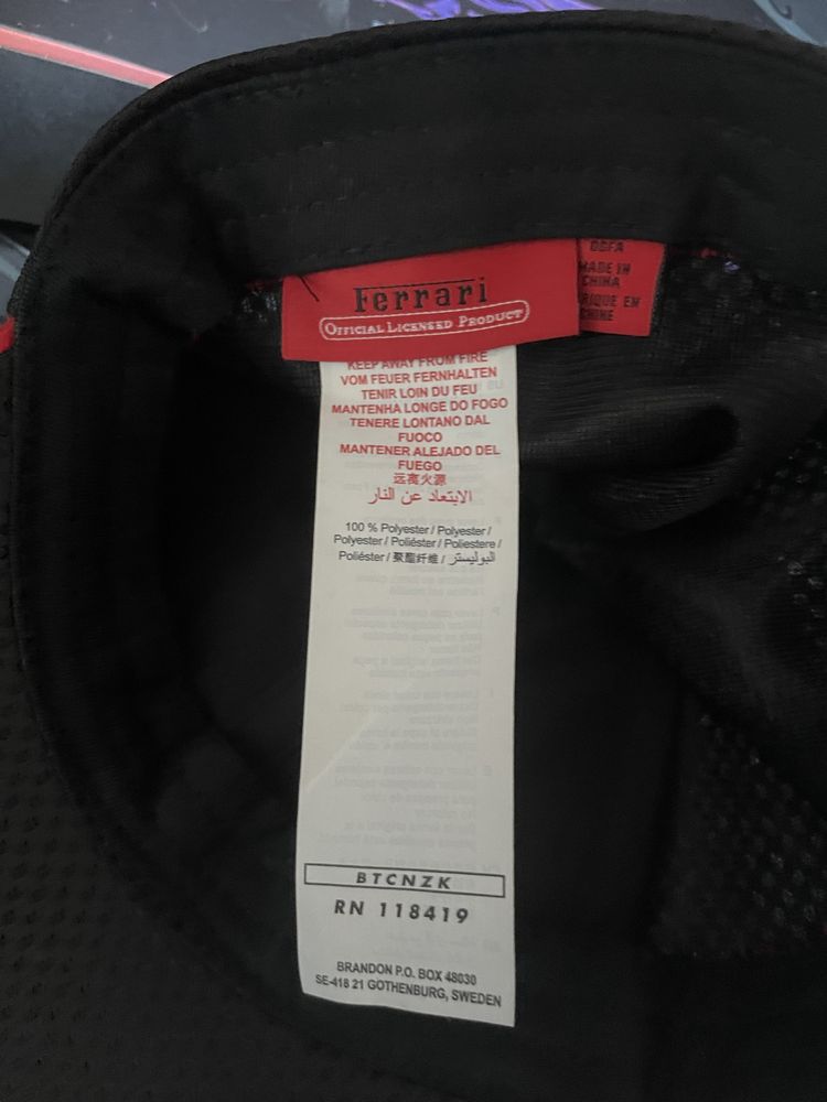Boné Ferrari preto e vermelho